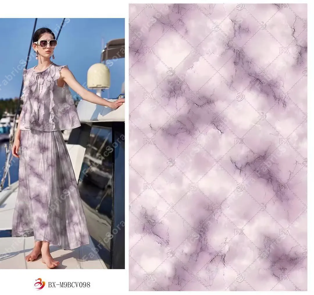 Yumuşak pembe suluboya yıkamalı rayon kumaş yakın çekim