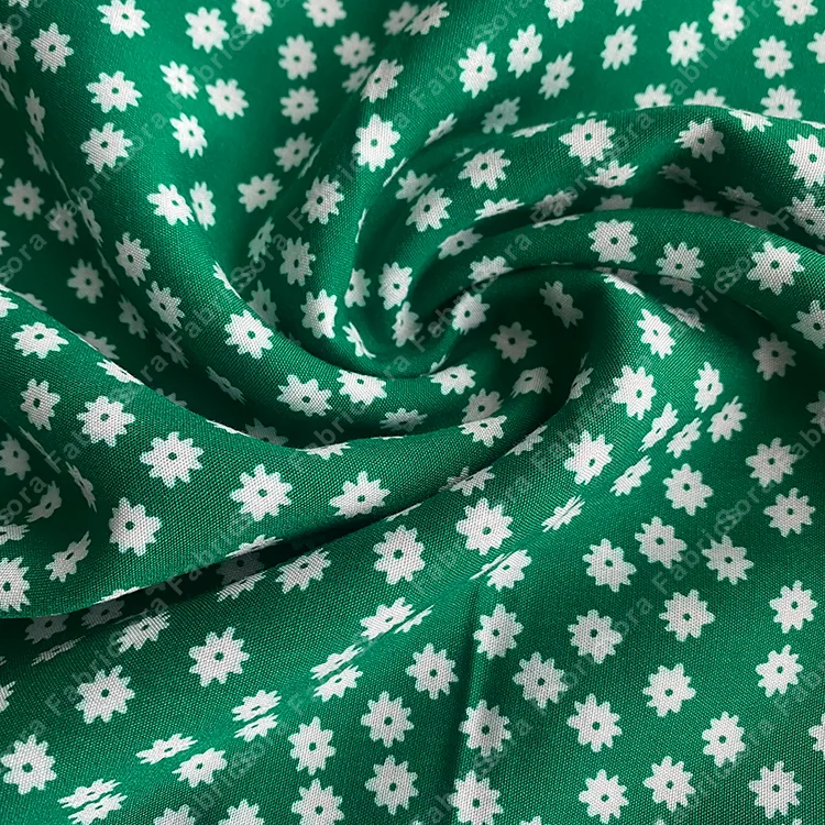 Tela rayon con estampado de margaritas pequeñas en blanco y negro