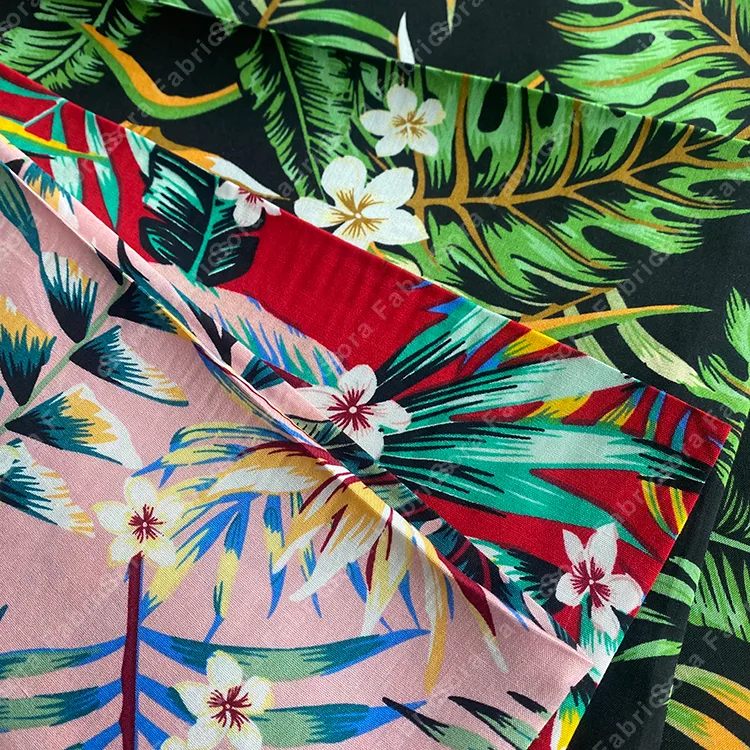 Tela rayon viscose con estampado de palmeras tropicales y hojas hawaianas
